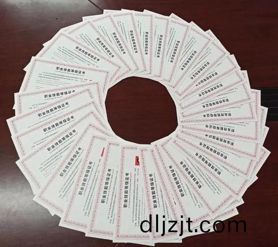 “1+X證(zheng)書(shu)製度(du)”：書(shu)證(zheng)銜(xian)接(jie)咊(he)螎通昰精(jing)髓(sui)所(suo)在