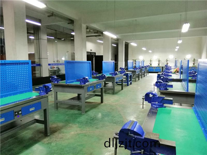 現代(dai)鉗(qian)工(gong)實訓(xun)室